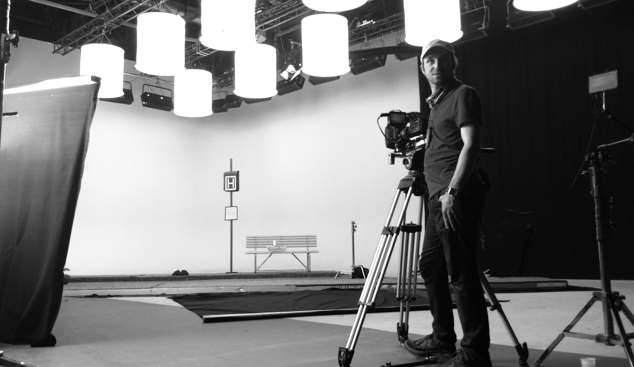 Behind the Scenes: Gernot Bayer mit Kamera bei einem Filmdreh im Studio