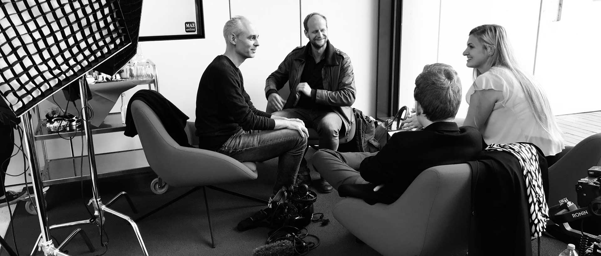 Making-of Bild: Austausch Andreas Scheffer mit Darsteller Gabor Biedermann und dem Kunden bei einem Recruiting-Filmdreh