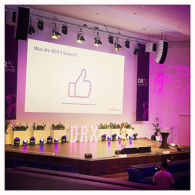 Bühne der Digital Recruiting Conference x Exposition 2024 in Düsseldorf mit Sprecherin