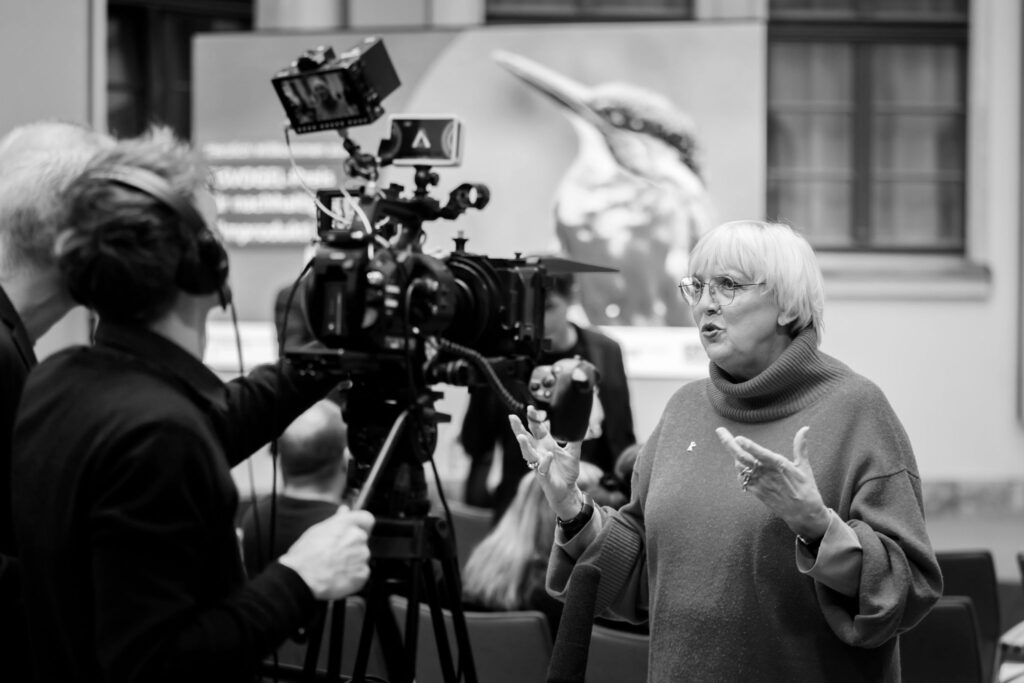 Interview-Situation vor der Kamera mit Bundesministerin Claudia Roth bei der Verleihung des Eisvogelpreis für nachhaltige Filmproduktion.