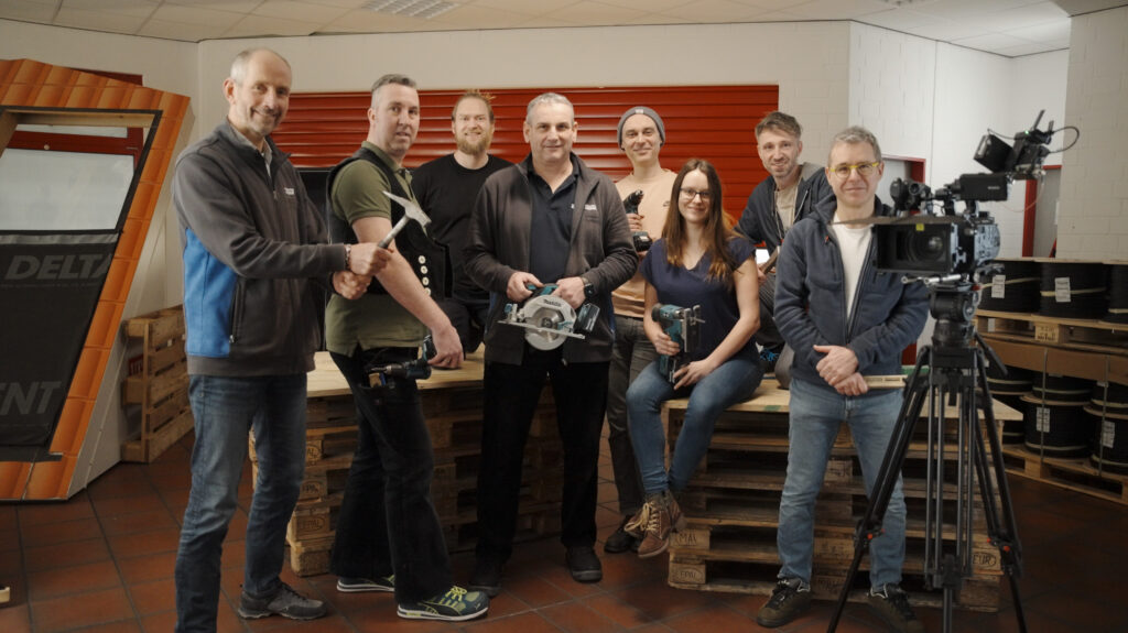 Gruppenbild des Teams im Videostudio nach Abschluss des Drehs der Tutorials für Dachdecker bei der Energiewende.