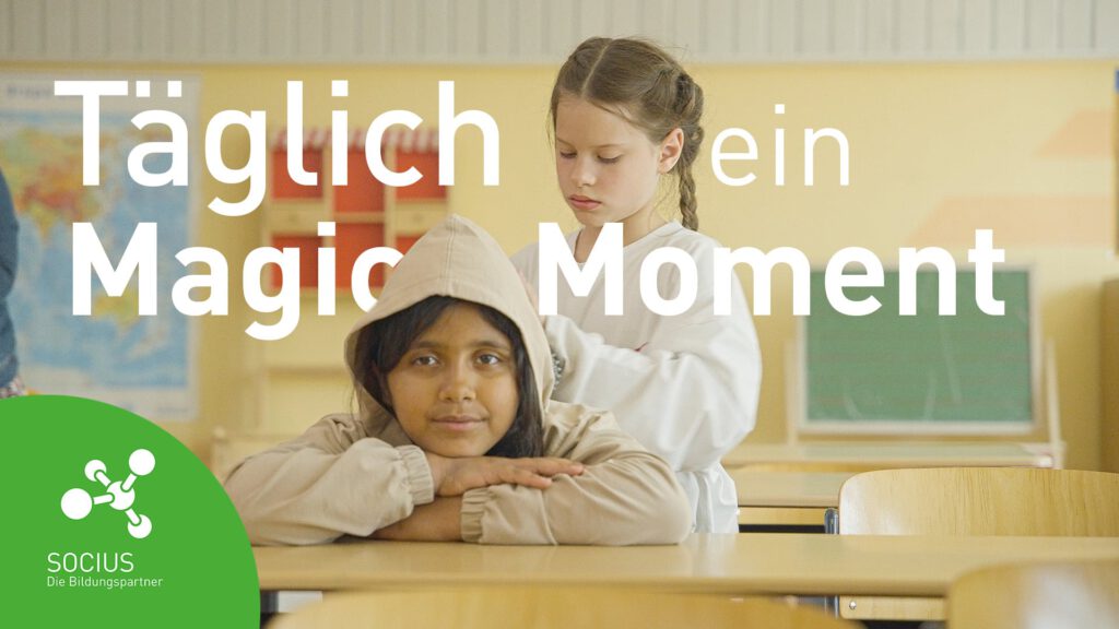 Coverbild der Episode 'Schule der besonderen Menschen' aus Recruiting Video Serie für 'Die Bildungspartner'. Ein Kind massiert einem anderen Kind im Klassenraum den Rücken. Darüber liegt ein Schriftzug 'Täglich ein Magic Moment'