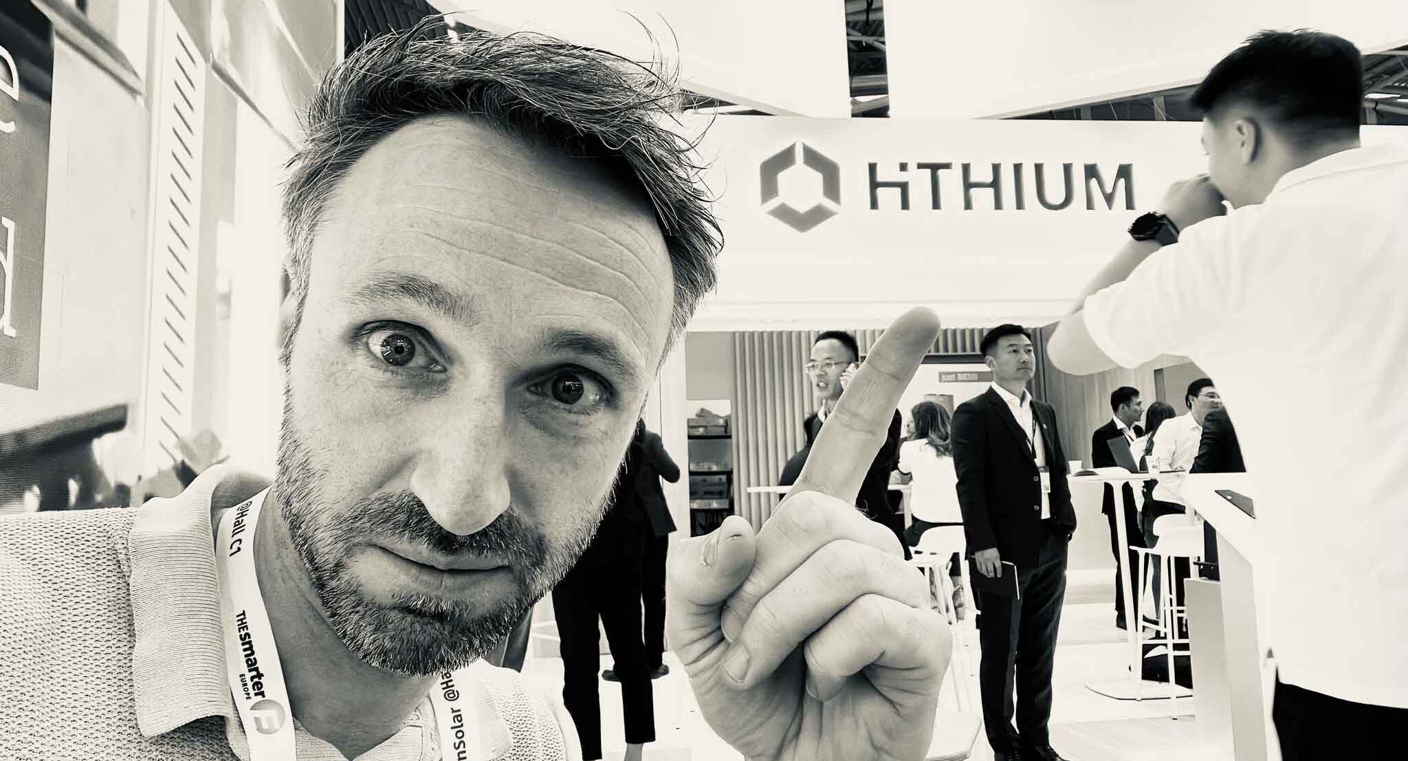 Gernot Bayer, Inhaber und Kamermann der Video Agentur DAS GUTE WERK Bewegtbild vor dem Messestand von Hithium Energy Storage Systems auf der Intersolar/Smarer E in München 2023.