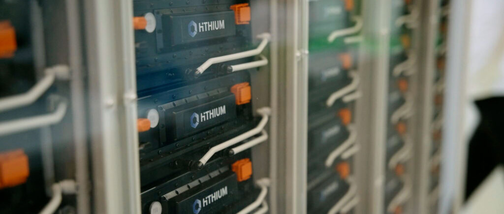 Batteriespeichermodule des Renewables-Herstellers Hithium   vor der Kamera der Video Agentur DAS GUTE WERK Bewegtbild für einen Imagefilm auf der Intersolar/Smarer E in München 2023.