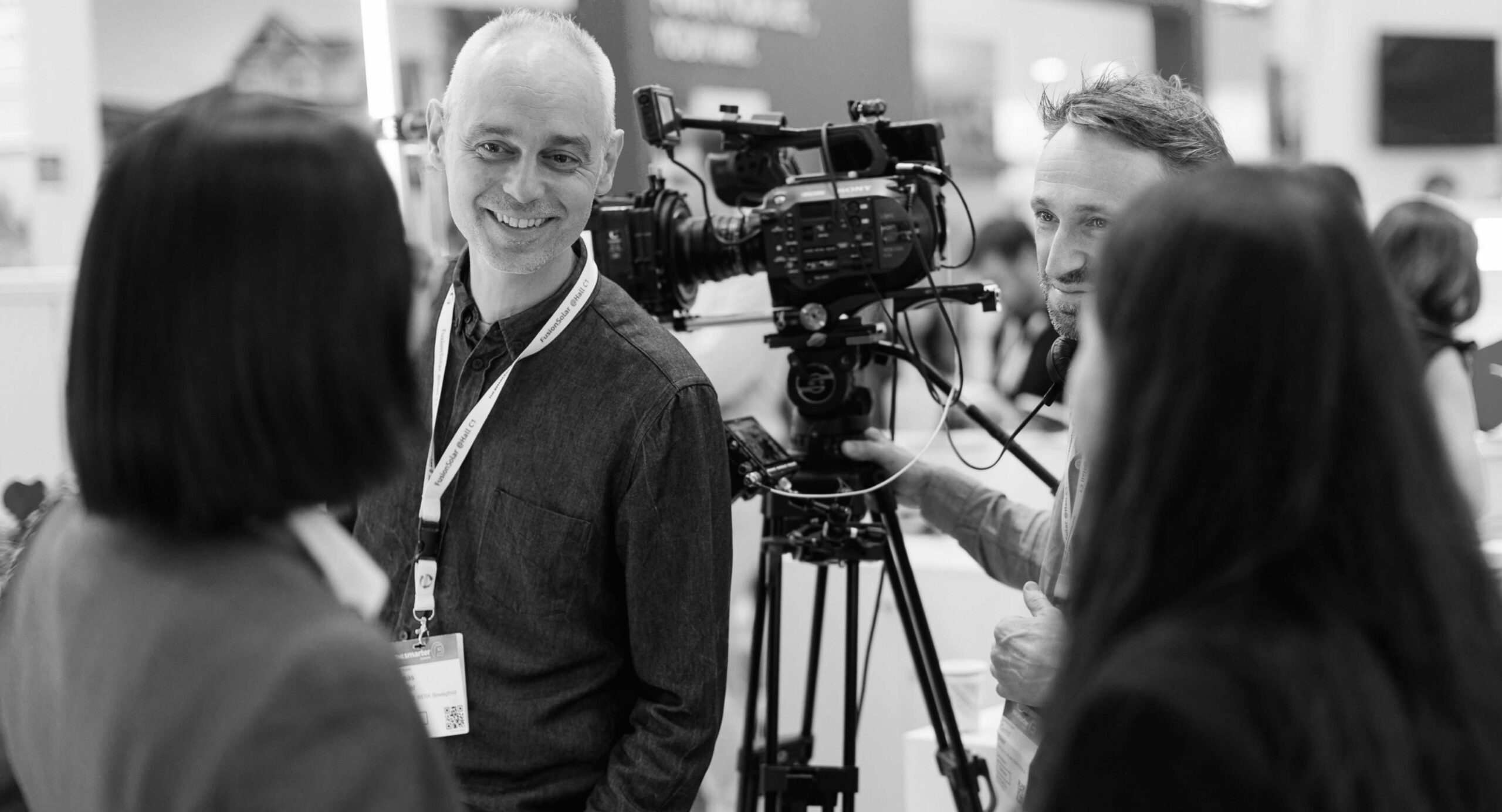 Regisseur Andreas Scheffer und Kameramann Gernot Bayer bei einem Dreh auf der Intersolar in München