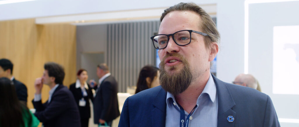 Manager des Renewables Herstellers Hithium Stefan Allwang in einer Interview Situation vor der Kamera der Video Agentur DAS GUTE WERK Bewegtbild für einen Imageilme auf der Intersolar/Smarer E in München 2023.