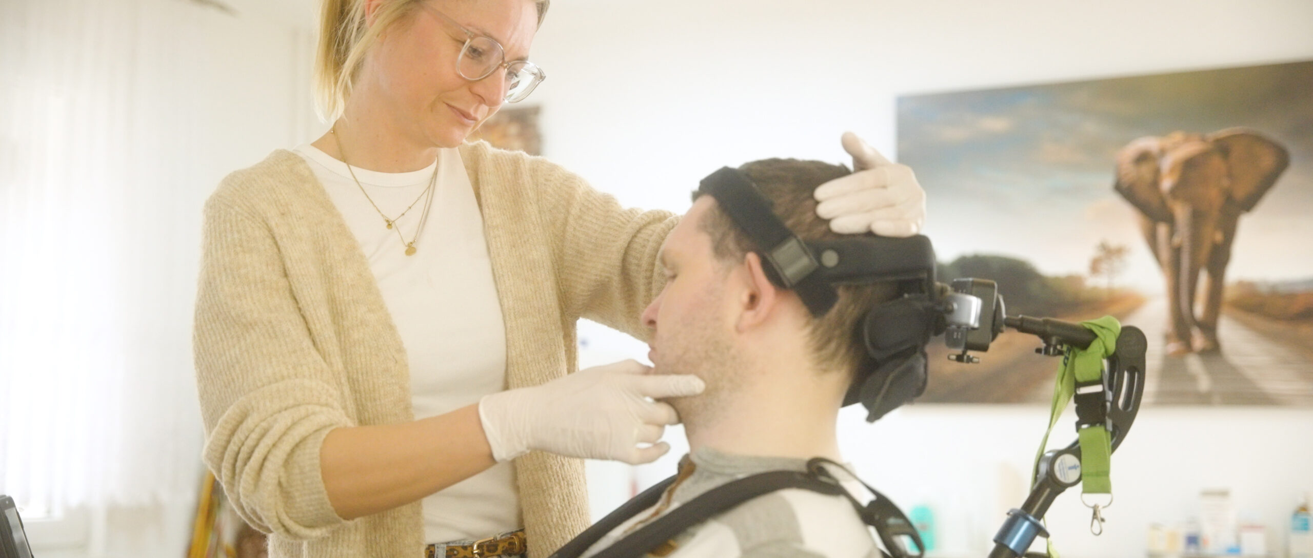 Pflegekraft, bei der Physiotherapie mit einem Patienten