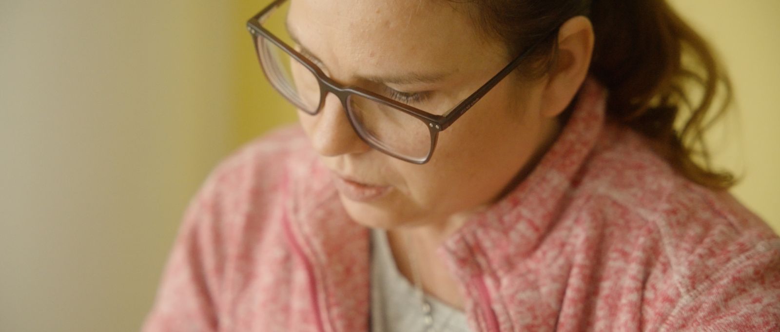 Mitarbeitende eines Intensivpflegedienstes, die auf ihre Patientin blickt