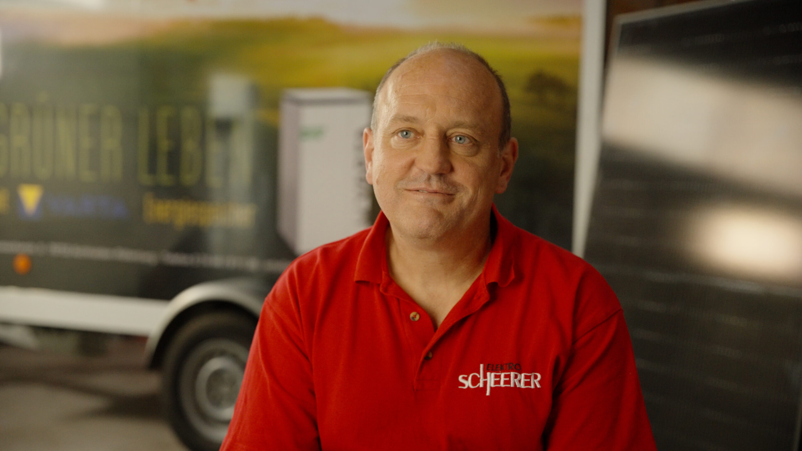 Standbild aus dem Interview mit Elektromeister Uwe Scheerer in seinem Betrieb in Aichhalden