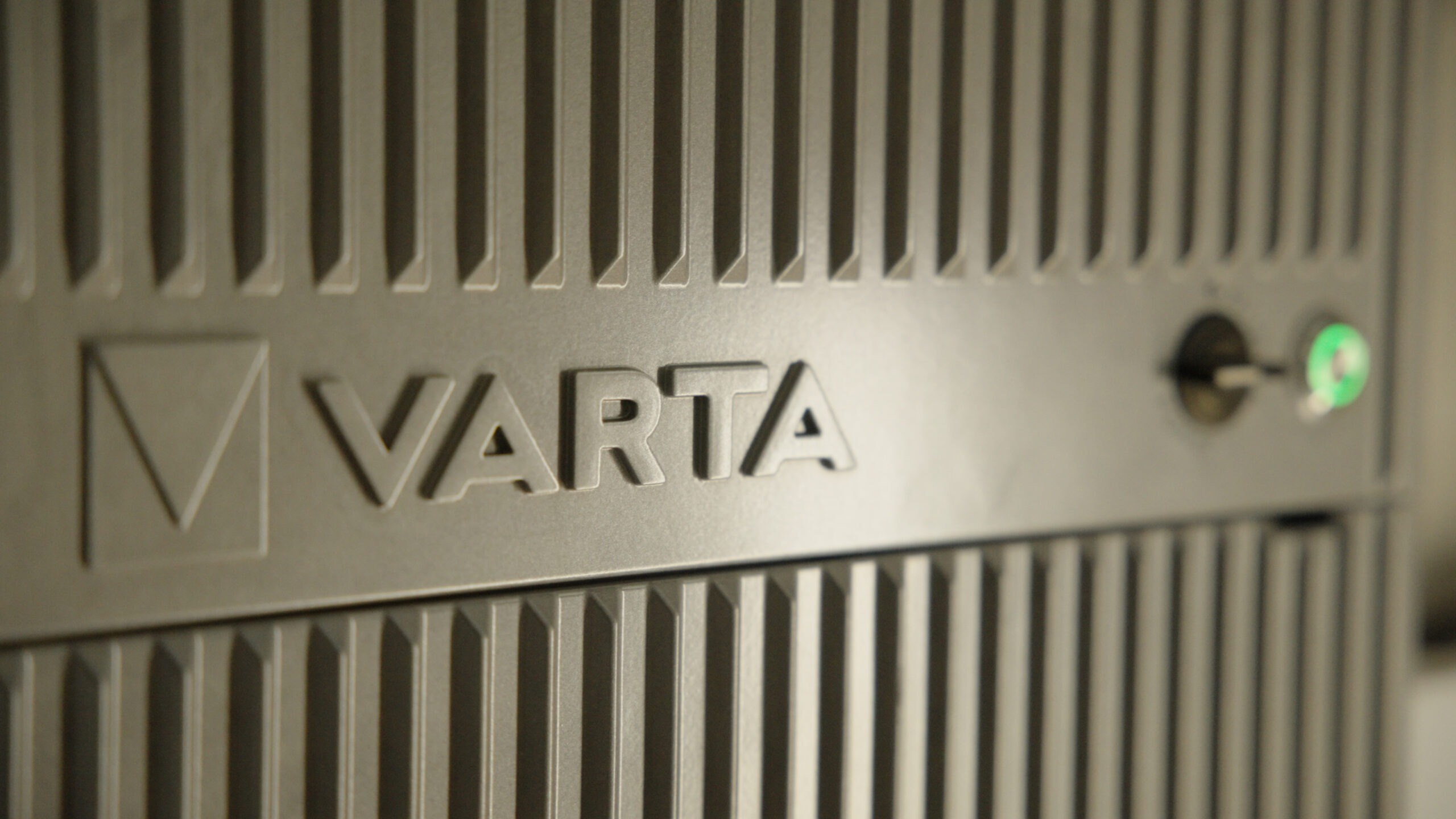 Nahaufnahme eines Varta Batteriespeichermoduls in Betrieb